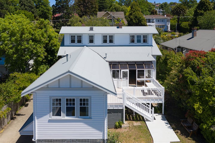 Well-located Home- inc King Master, 2 Queen Rooms