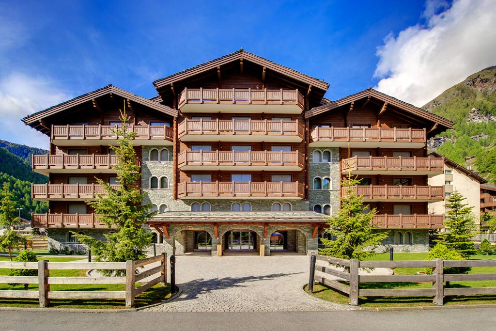 Perfectly situated in what is quite simply the best location in Zermatt: in the heart of the village.