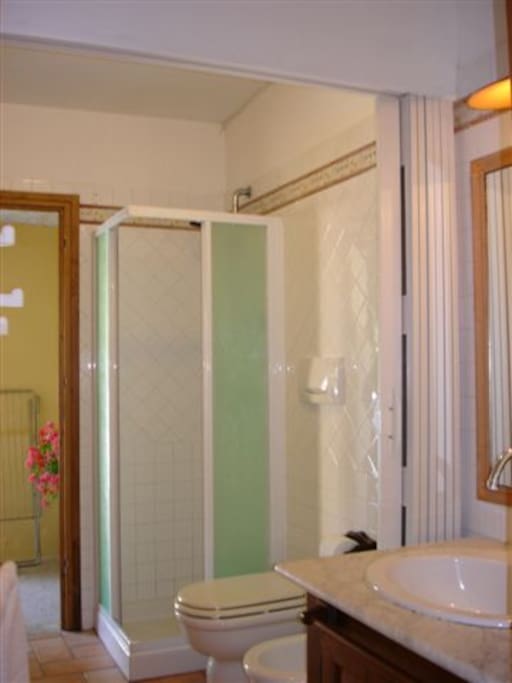 bagno con box doccia