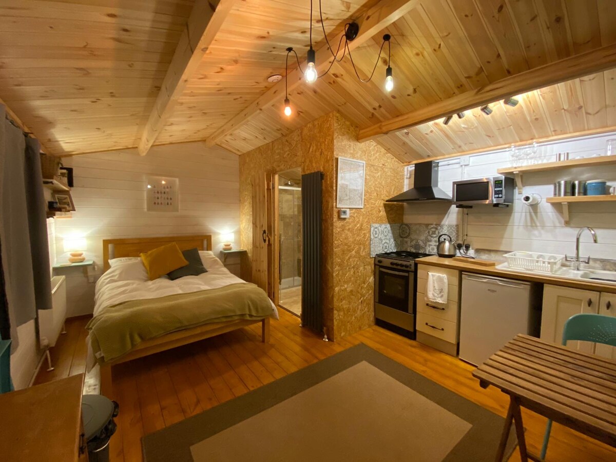 La cabaña por la noche. Acogedor con todo lo necesario. 