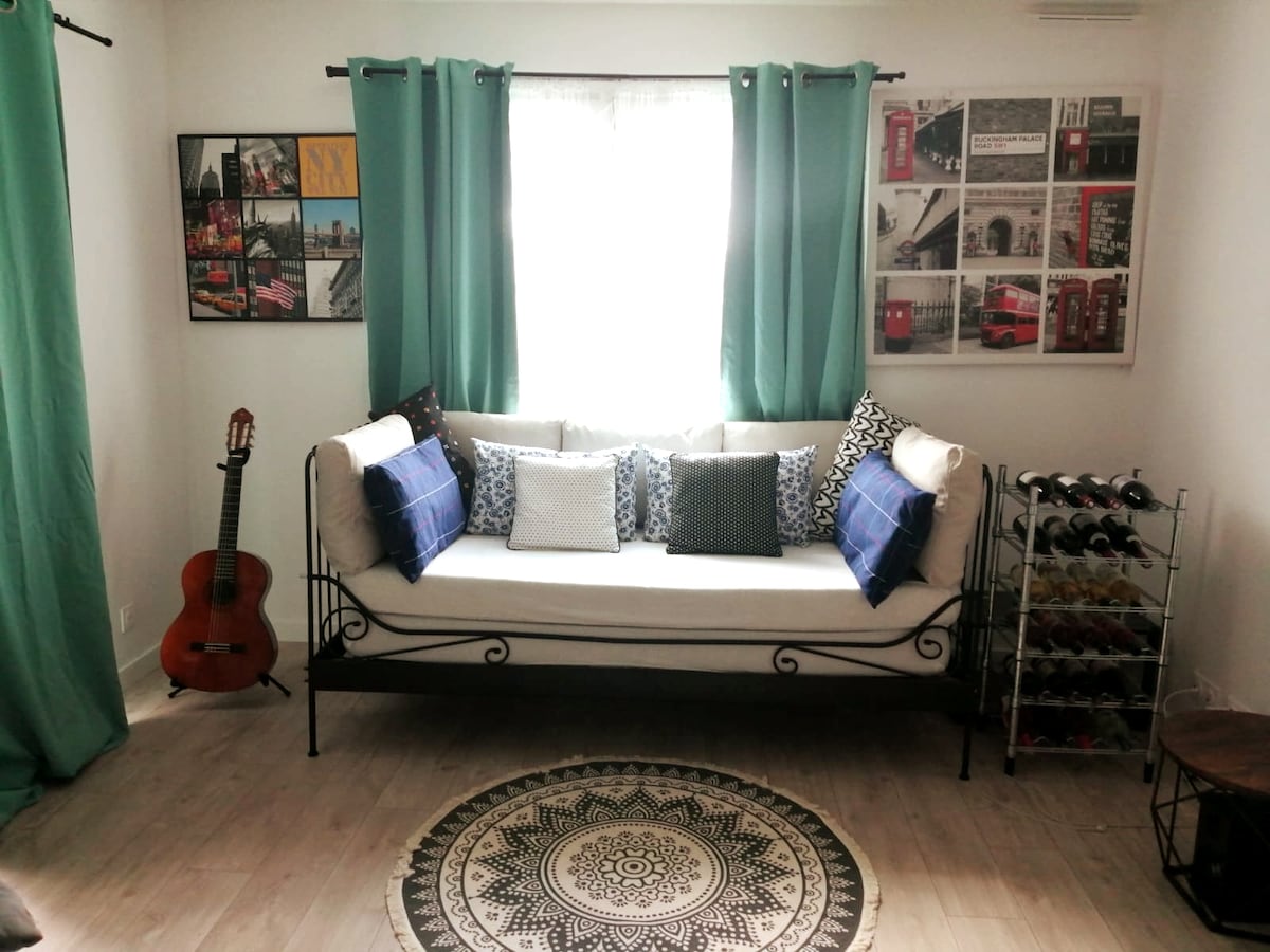 Popular Airbnb listing: TROPIK: Chic, 15 min from Paris, Quais de Seine in Athis Mons