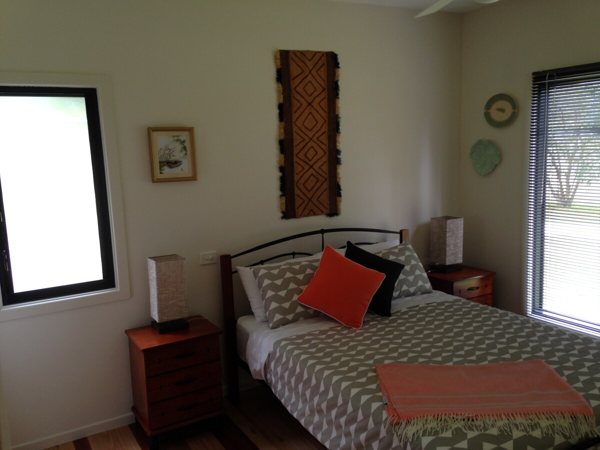 Მთავარი საძინებელი (საწოლი 152 × 203 სმ)