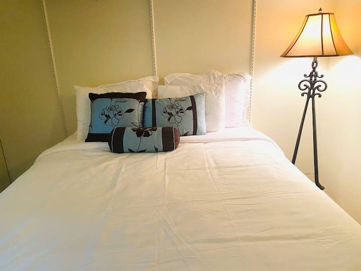 ¡El segundo dormitorio viene con una cama tamaño queen y una estación de trabajo para el profesional de trabajo!