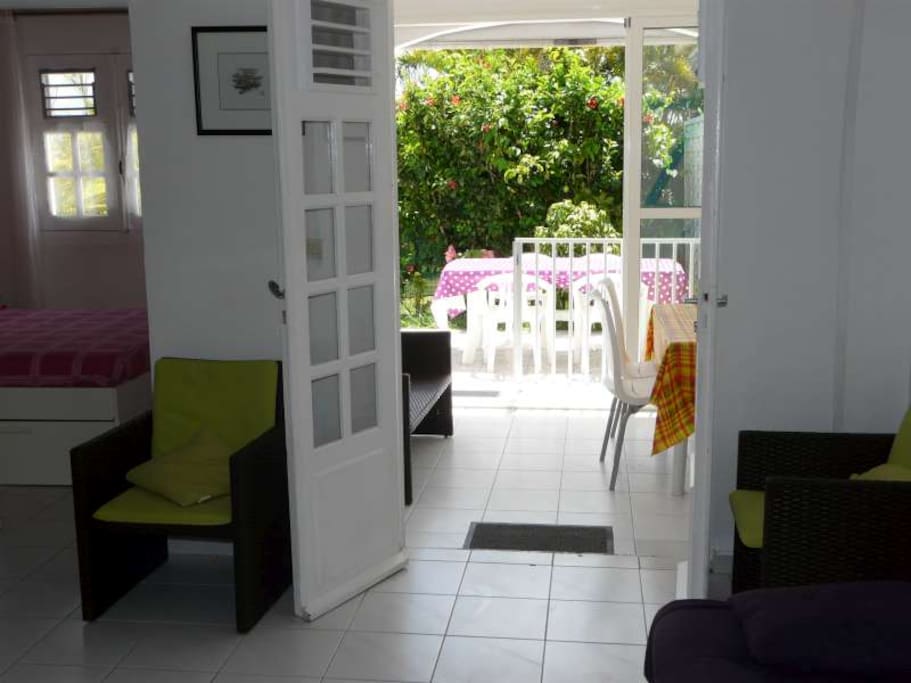 L'appartement s'ouvre sur une terrasse couverte puis sur le jardinet