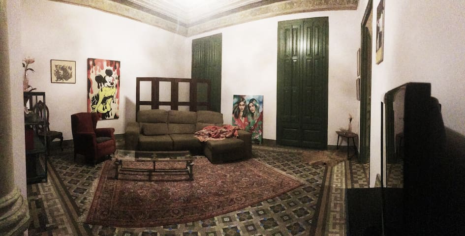 Piso muy grande con 6 habitaciones en el centro