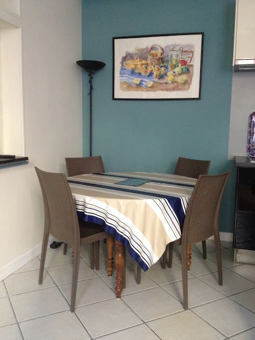 Vraie table repas 4 places.