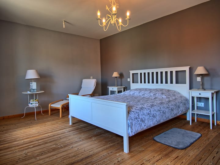 חדר למעלה עם מיטת קווין סייז (160 x 200)