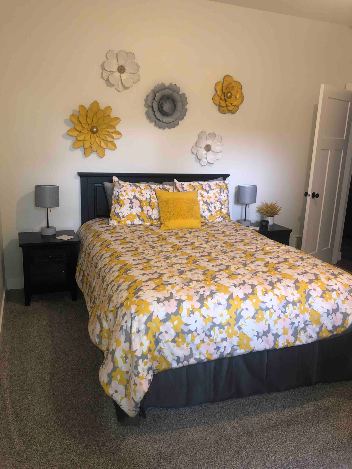 Primárna spálňa 2 - hlavné poschodie, manželská posteľ s prepojenou kúpeľňou a šatníkom.