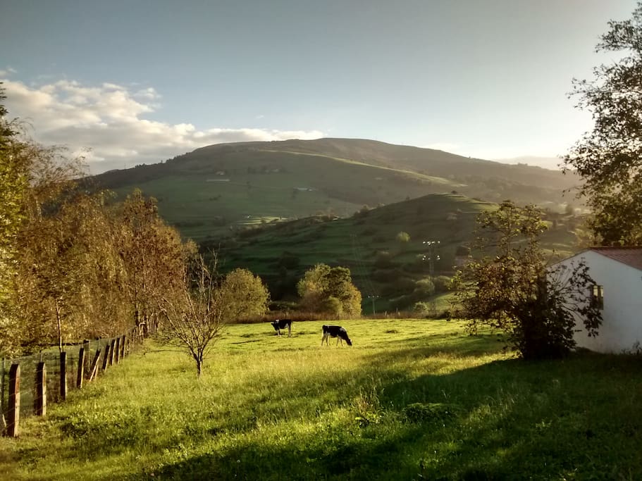 Montaña de detrás de la casa. Atardecer en el pueblo