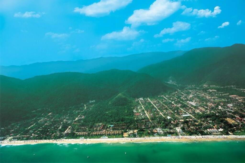 Localizada entre o verde das montanhas e o azul do mar.