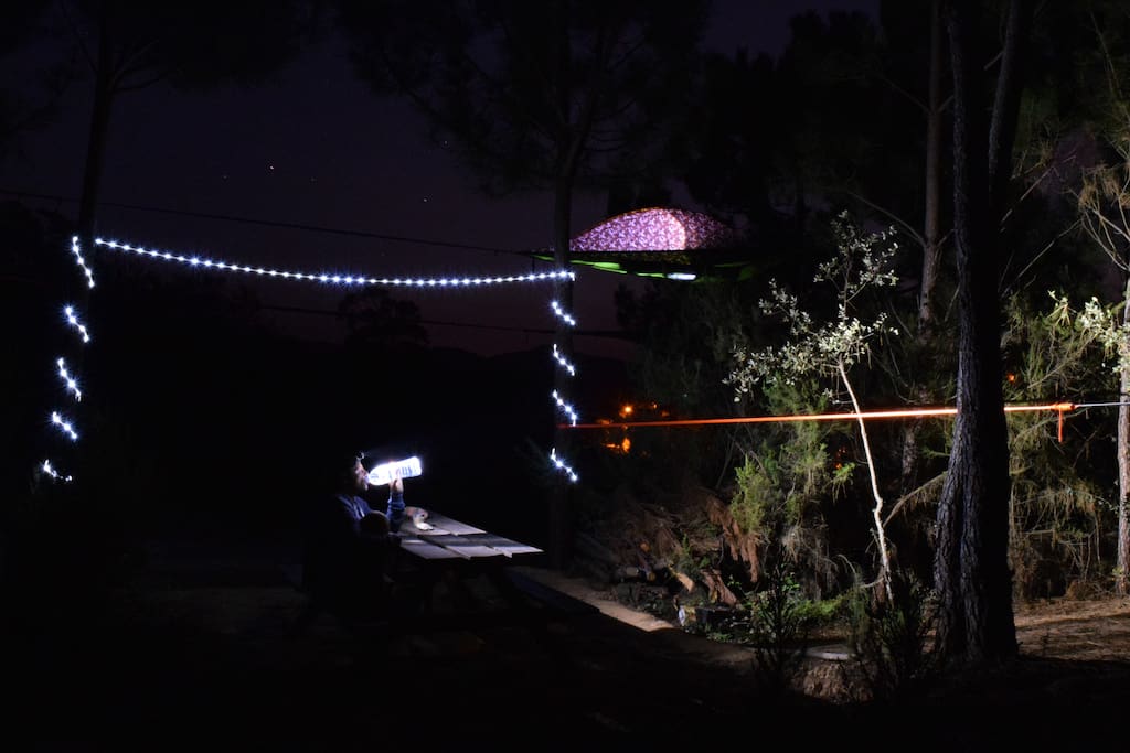 Tentsile Camp à noite, leds de apoio à mesa de refeições