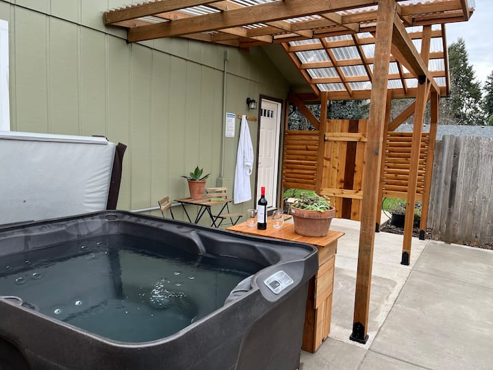 Autzen: Private Hot tub, Patio and Entrance