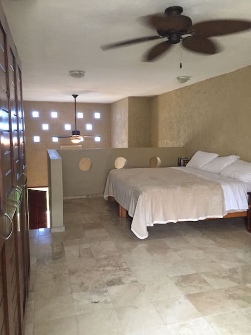 Habitación con cama King size y su baño privado