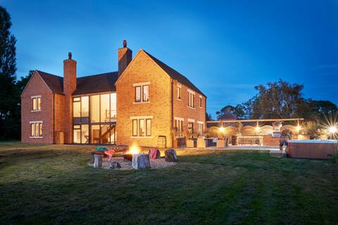 5 *Luxury house Hot tub Sauna Large BBQ 18 guests