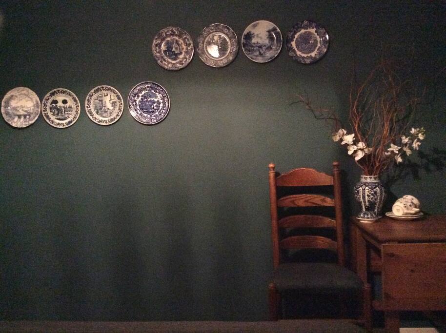 A typical Dutch gastroom with Delfs blue and famous dutch painters Rembrandt and Vermeer!
