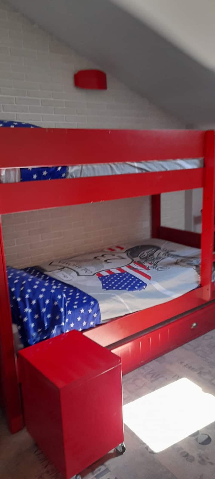 带额外床铺的双层床 