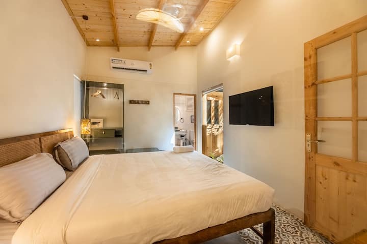 This peaceful bedroom features beautiful sea and beach views at Morjim Beachfront, along with air conditioning and a private ensuite bathroom, offering the perfect blend of comfort and relaxation.