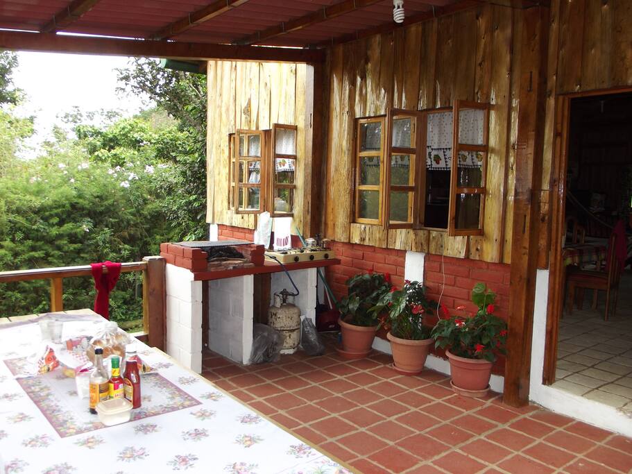 Cuenta con terraza en la parte de atrás