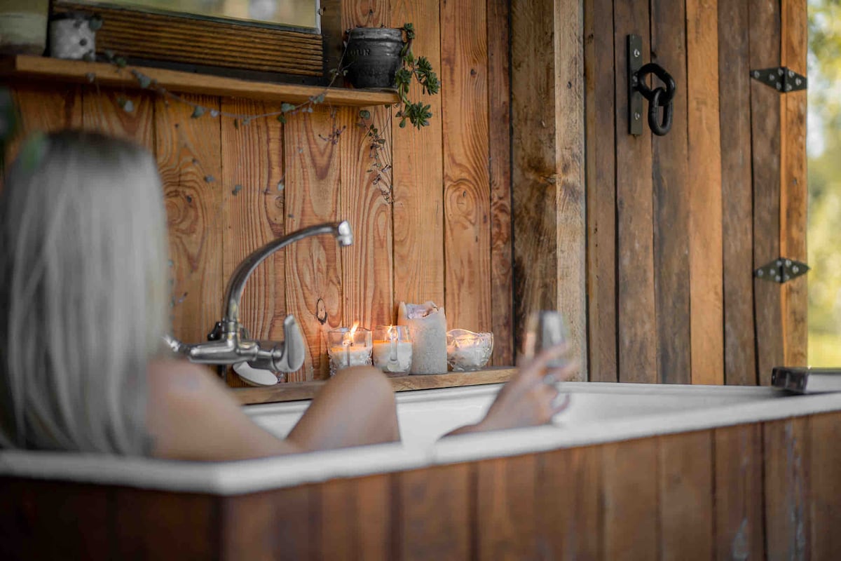 Outdoor bath delight at Lone Oak Eco Cabin in Okoroire