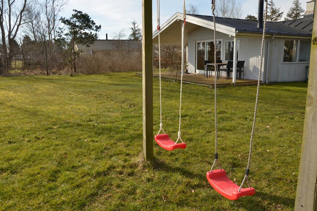 Gynger til børnene.
Swings for children.