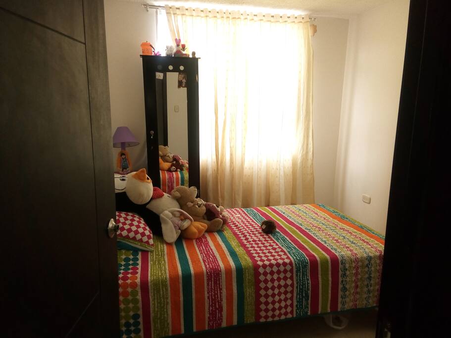 Habitación completamente amoblada con armario y cama sencilla