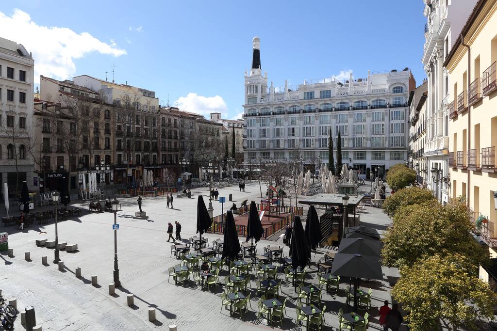 Plaza Santa Ana a 80 metros