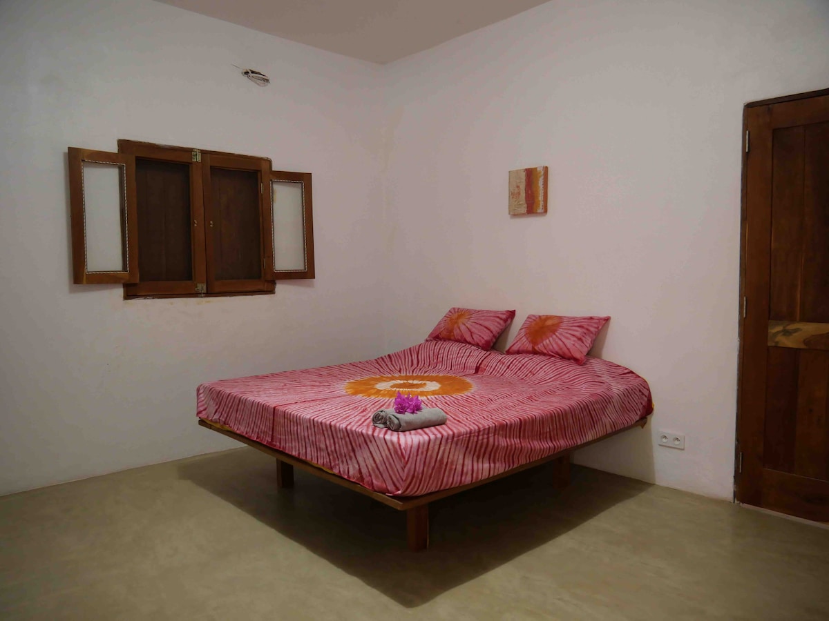 Fleti ndogo ya Mbour kwenye ghorofa ya kwanza, kitanda cha watu wawili,  ikiwemo bafu, jiko na sebule.