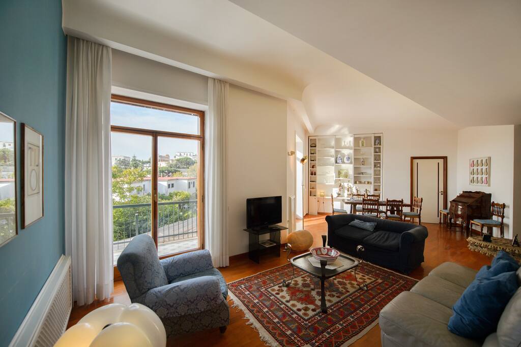 Vista generale del salotto.
View of the living room.