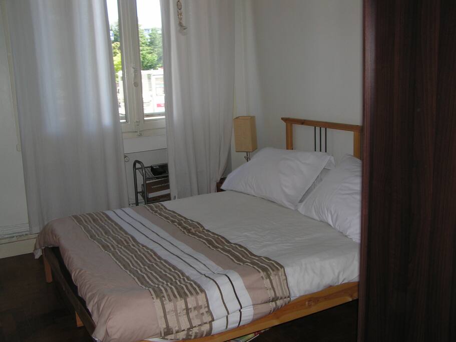 Chambre à louer. Grand lit 2 places, grand placard, bibliothèque...