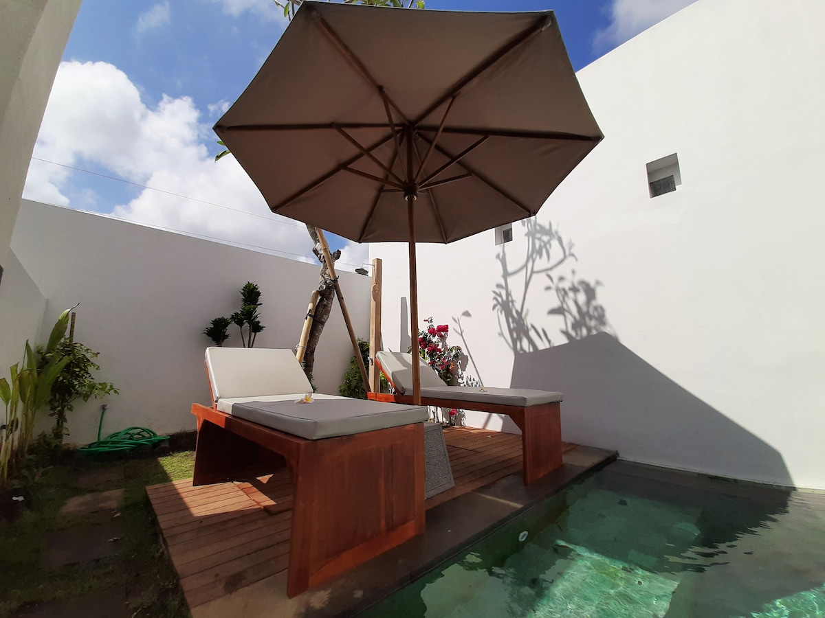 sneaker villa capital city mall phone number