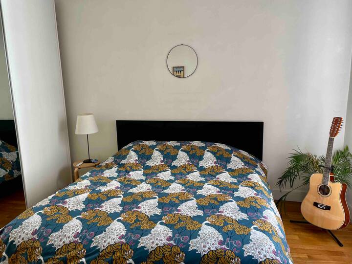 Posteľ s rozmermi 180 x 200 cm a obrovským šatníkom
Veľká posteľ s veľkou šatníkovou skriňou a zrkadlom. MATRAC EMMA