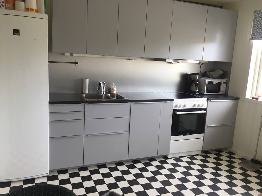 Felles kjøkken med spisebord. 2 soverom i samme hus.