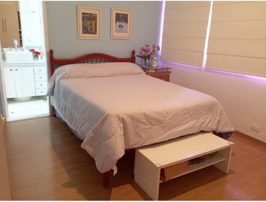 Suíte - An en suite bedroom