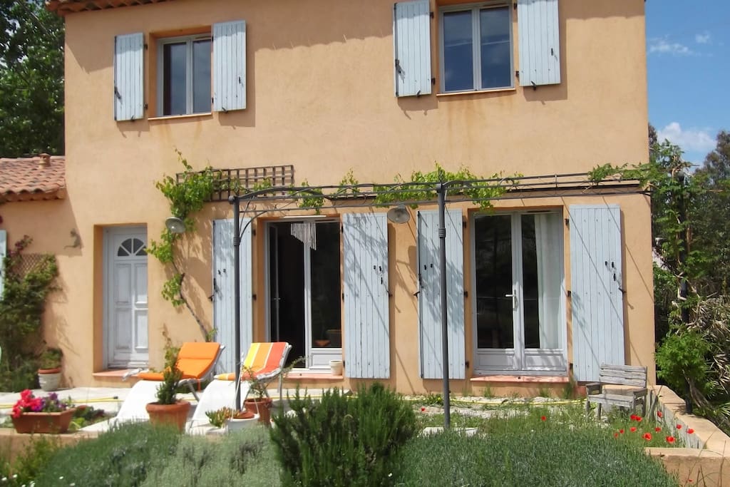 En été la pergola est recouverte par la vigne et la bignone