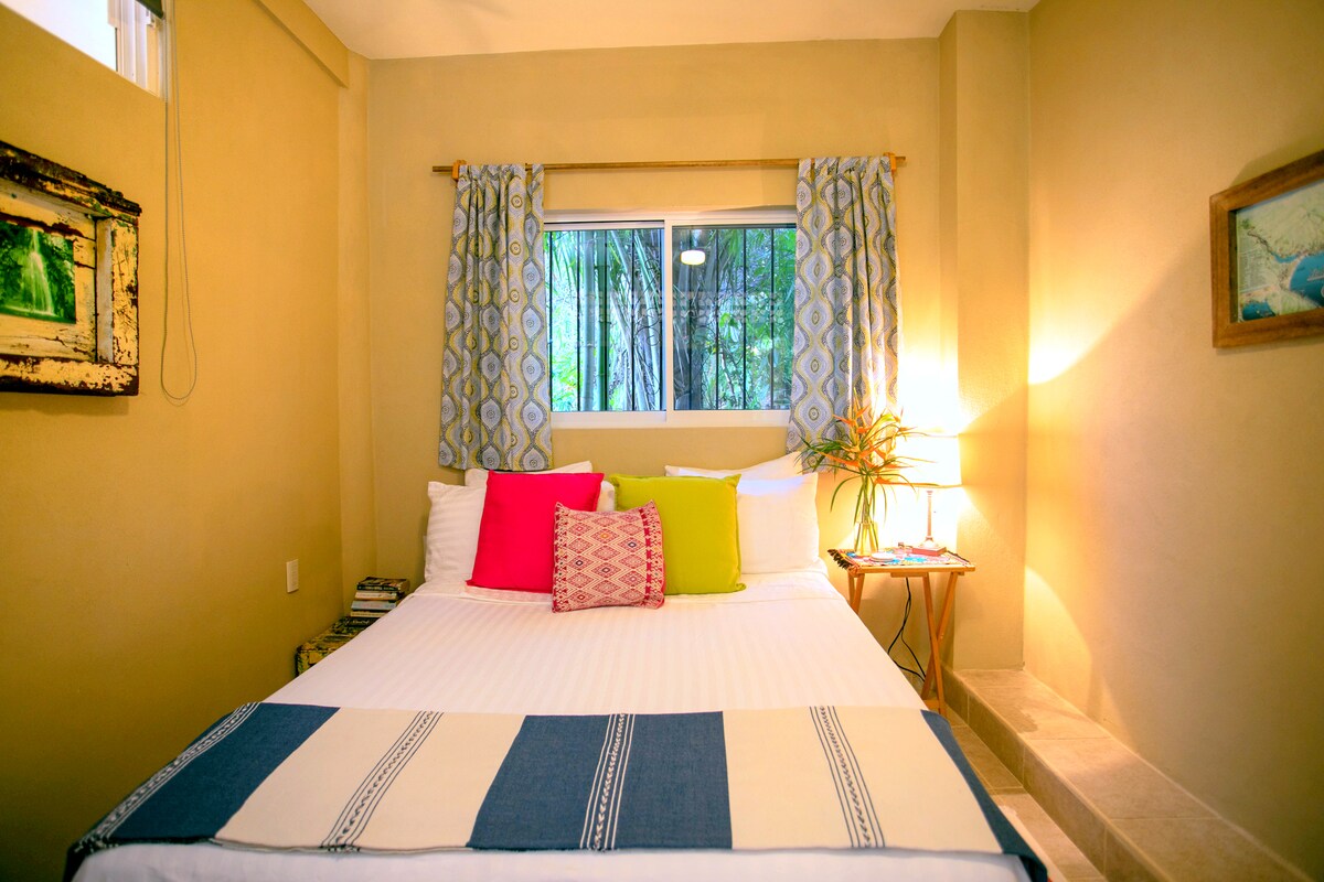 Cama queen size en el dormitorio. 