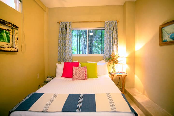 מיטת קווין סייז בחדר השינה. 