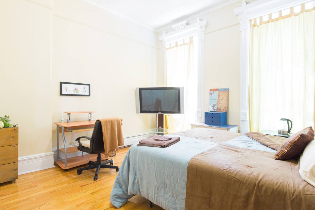 Flat screen TV using Roku. Netflix, Hulu, Gaiam TV available. Amazon for movie retails.