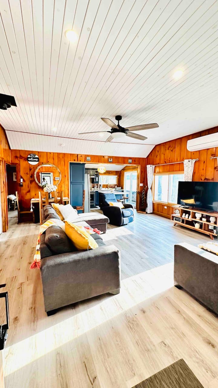 Private Beach Waterfront Cottage - Prince Edward