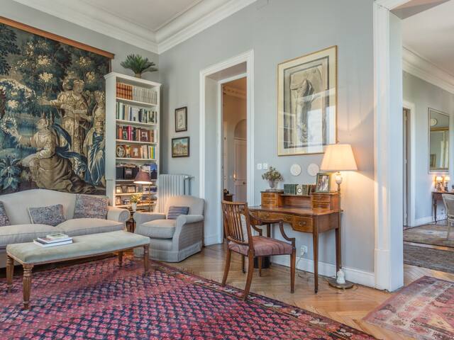 Elegant coorporate apart. with views of the palace gallery image 5