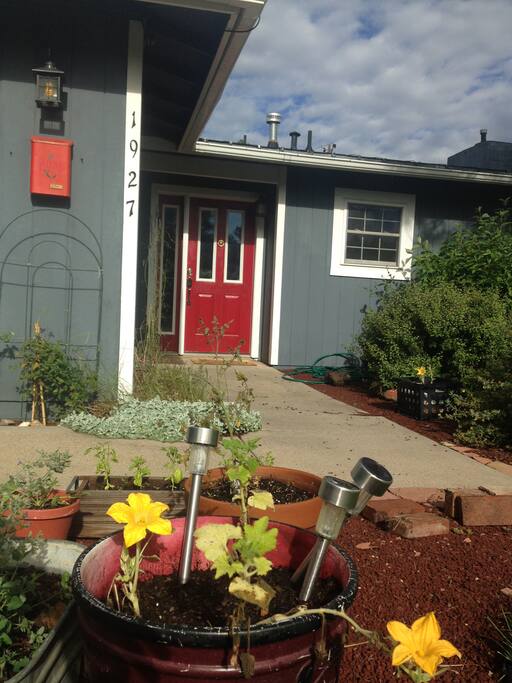 Our welcoming front entryway. Look for the red door!