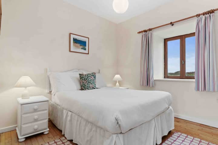 Втората спалня с двойно легло е светла и просторна, с вграден гардероб / шкаф 