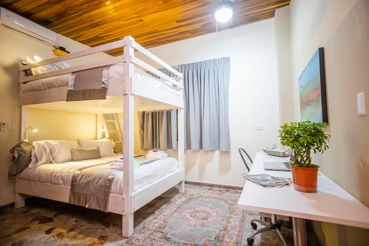 Спалня #303 . Куин каюта, лично бюро