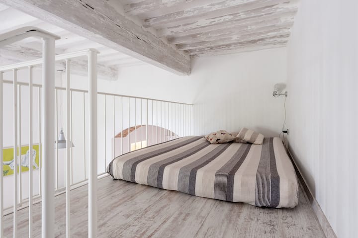 manželská posteľ na drevenom lofte