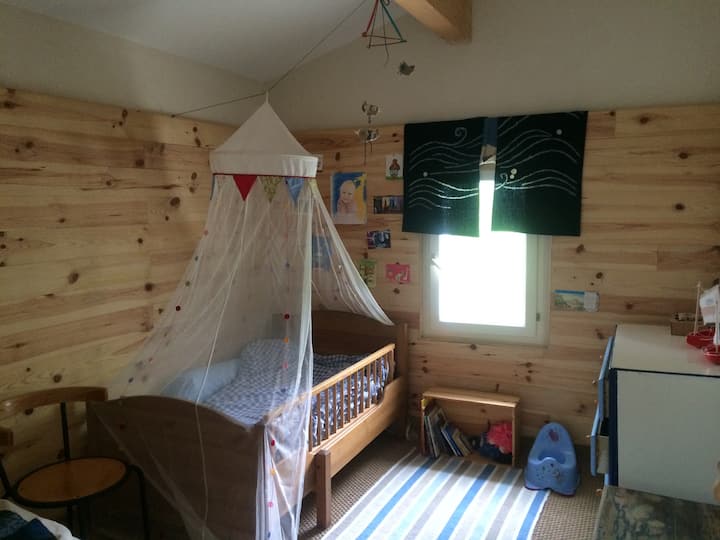 Chumba cha mtoto (kitanda 1 kinachoweza kuboreshwa)