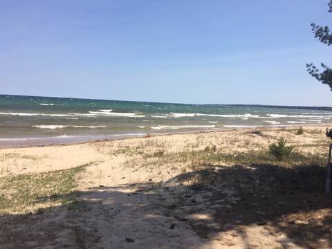 Quaint cottage with short walk to Lake Huron