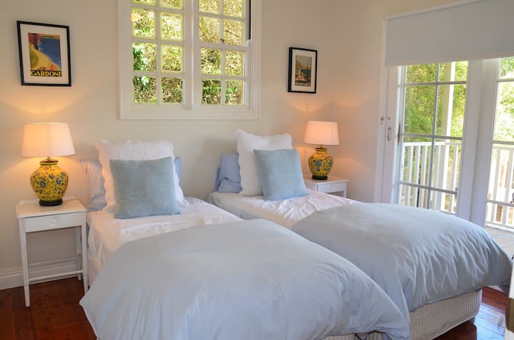 חדר שינה יחיד עם מיטת קינג