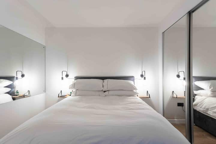 Dhomë gjumi dhe krevat super king.