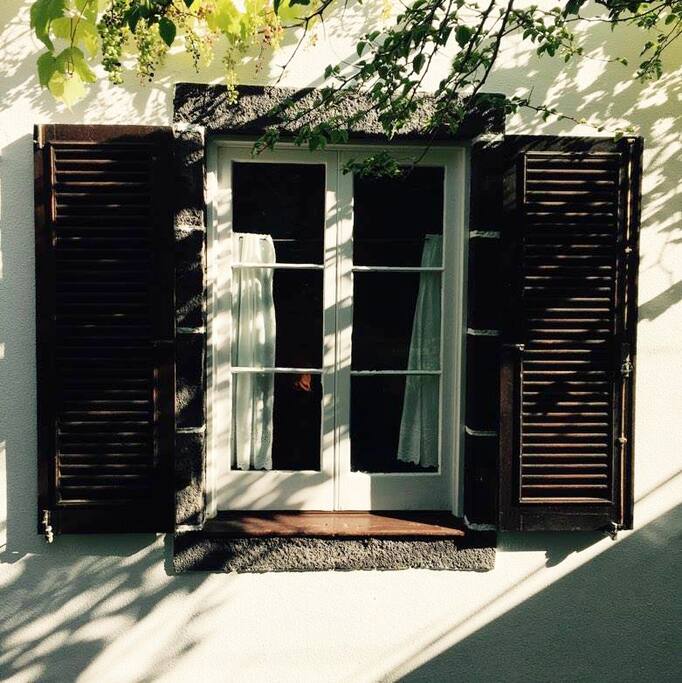 A casa de campo mantém a traça original dos meus avós, com persianas tradicionais e as janelas em madeira. The country house retains its original character of my grandparents, with traditional shutters and windows in wood.