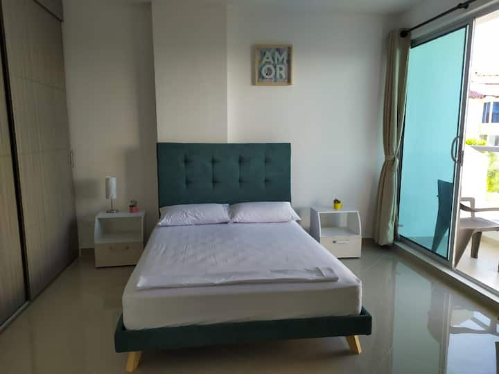 Glavna spavaća soba: bračni krevet (širine 125-149 cm