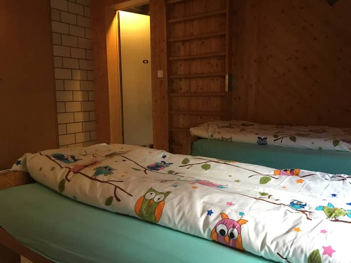 2 camas individuales en la habitación separada, con acceso al baño.